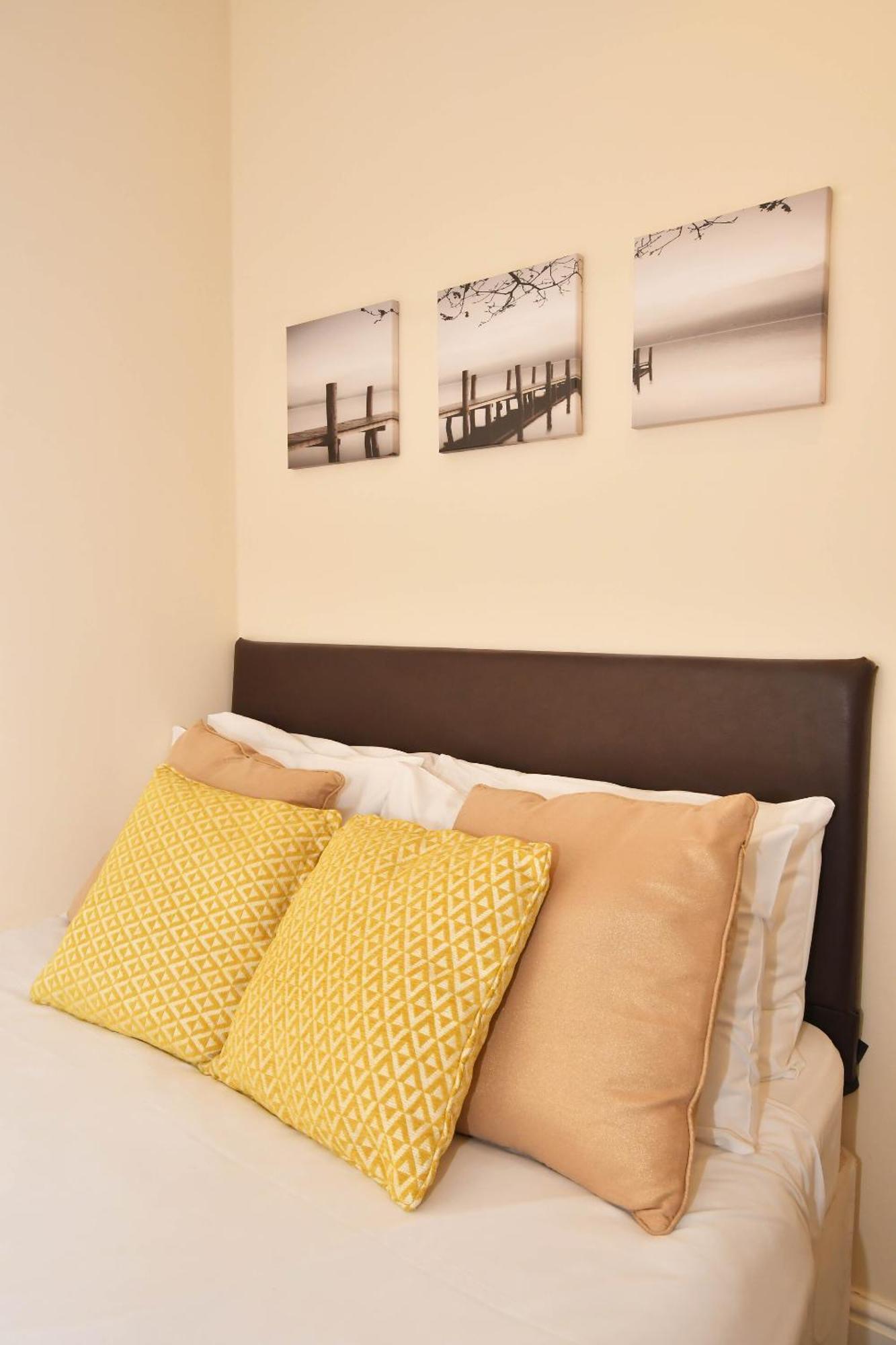 Townhouse @ 178 Ruskin Road Крю Екстериор снимка