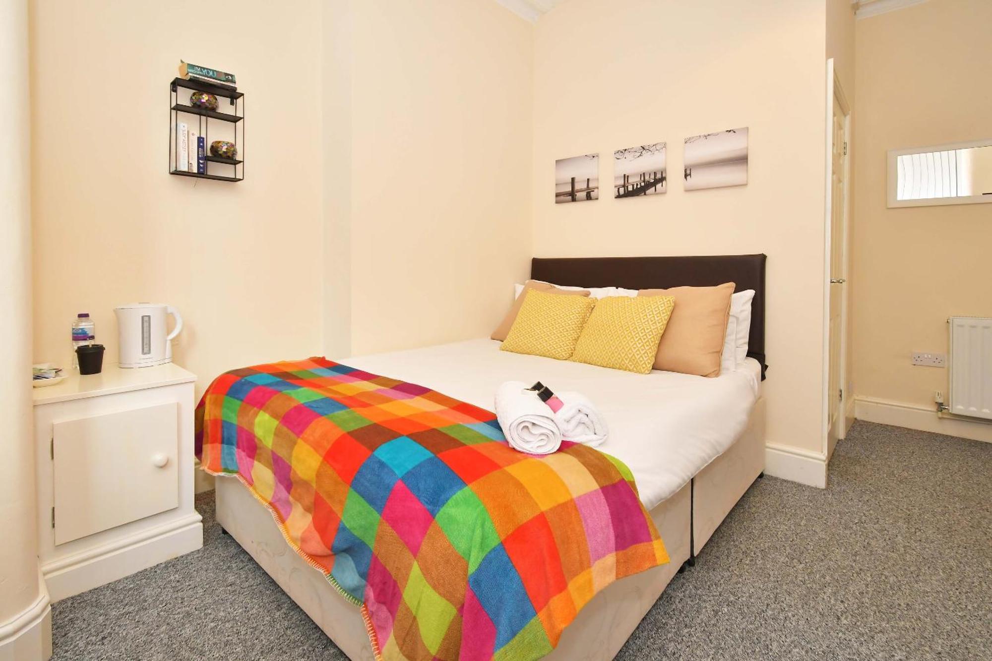 Townhouse @ 178 Ruskin Road Крю Екстериор снимка