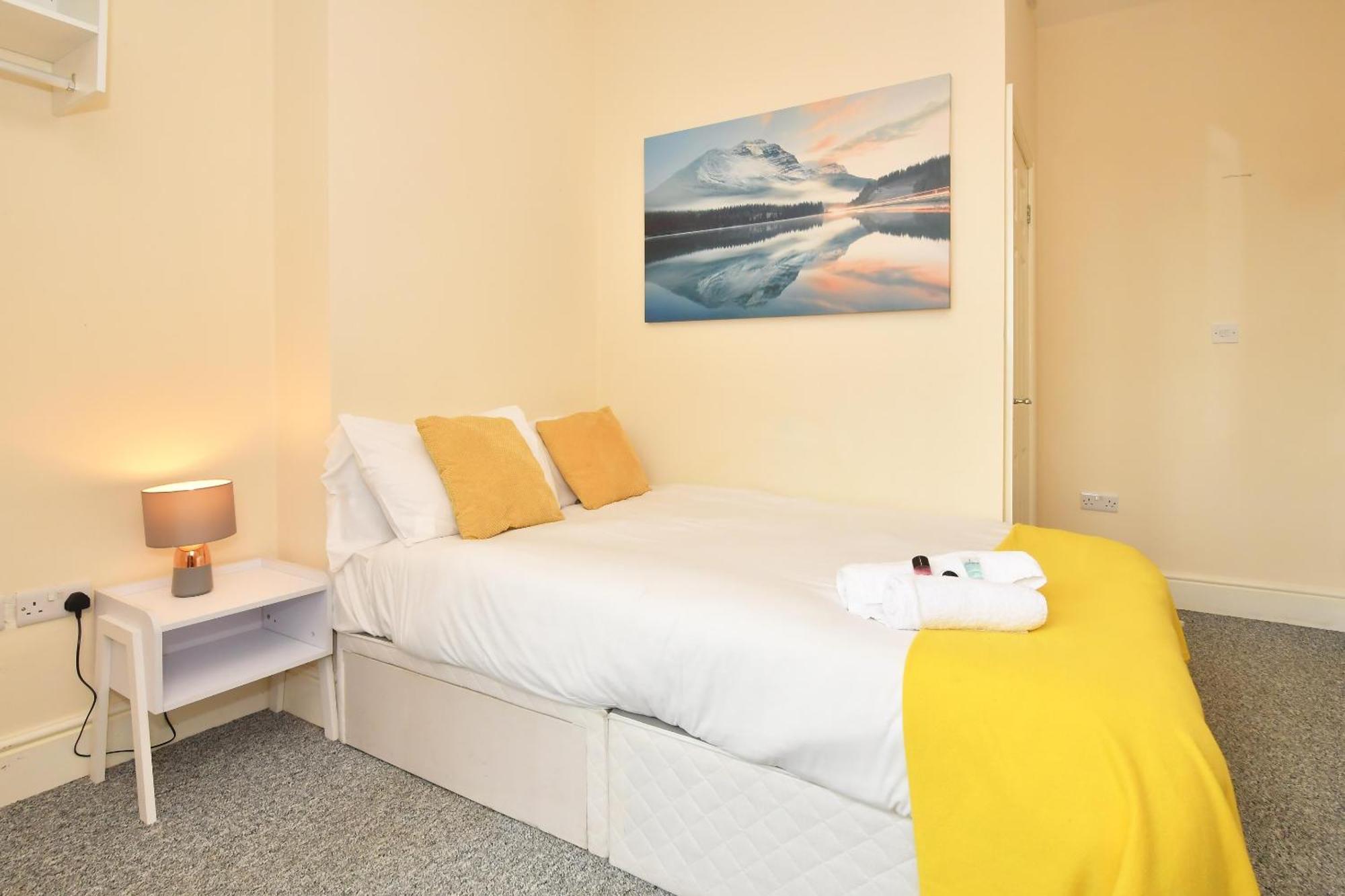Townhouse @ 178 Ruskin Road Крю Екстериор снимка