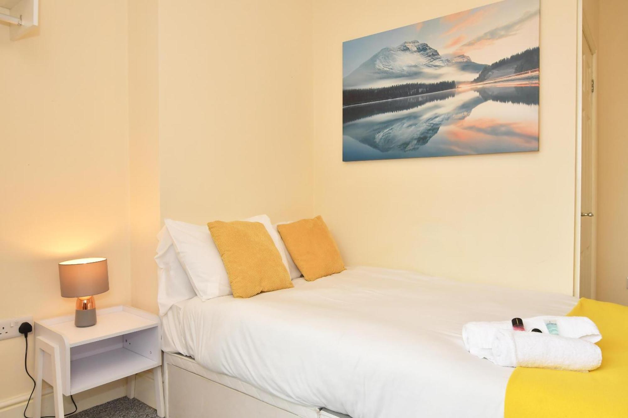 Townhouse @ 178 Ruskin Road Крю Екстериор снимка