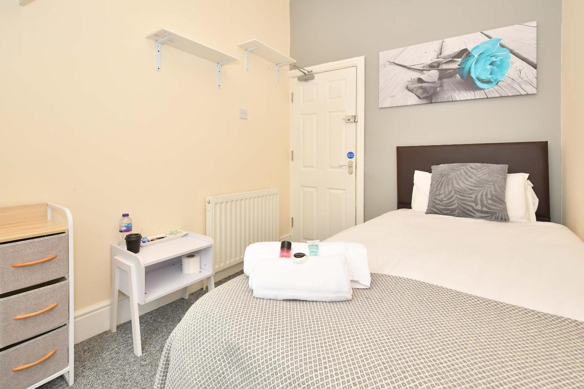 Townhouse @ 178 Ruskin Road Крю Екстериор снимка